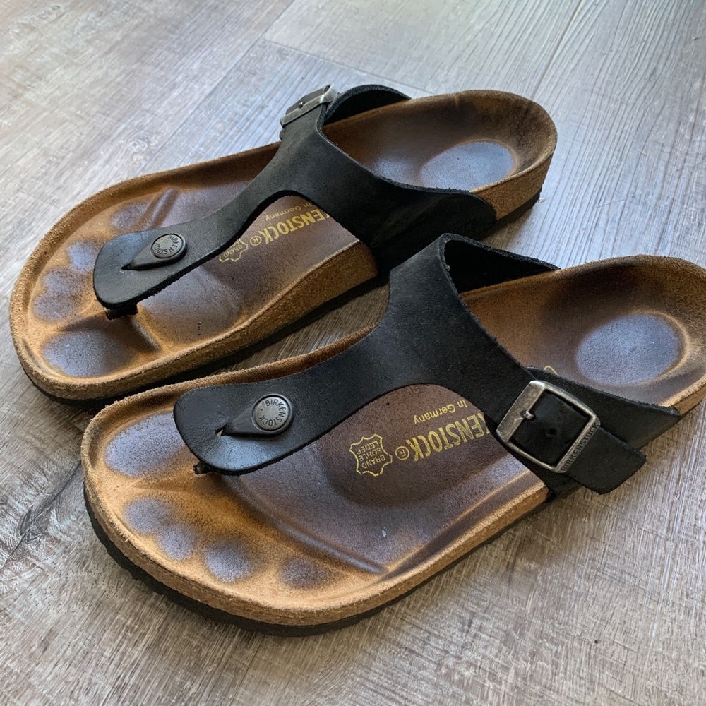 Black, all leather Birkenstock Gizah Sandal